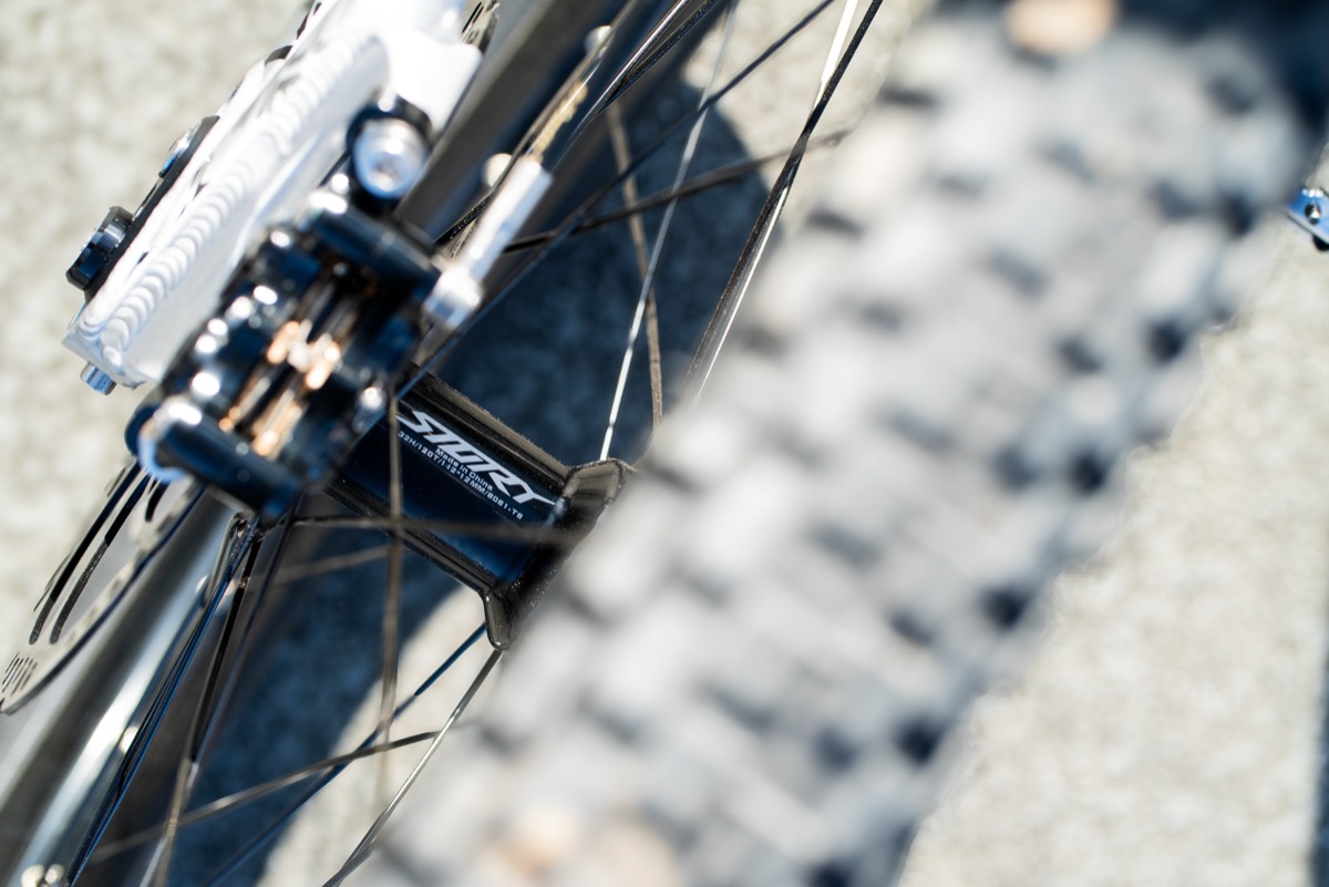 Rider bên xe trial Story Continue trên đường phố